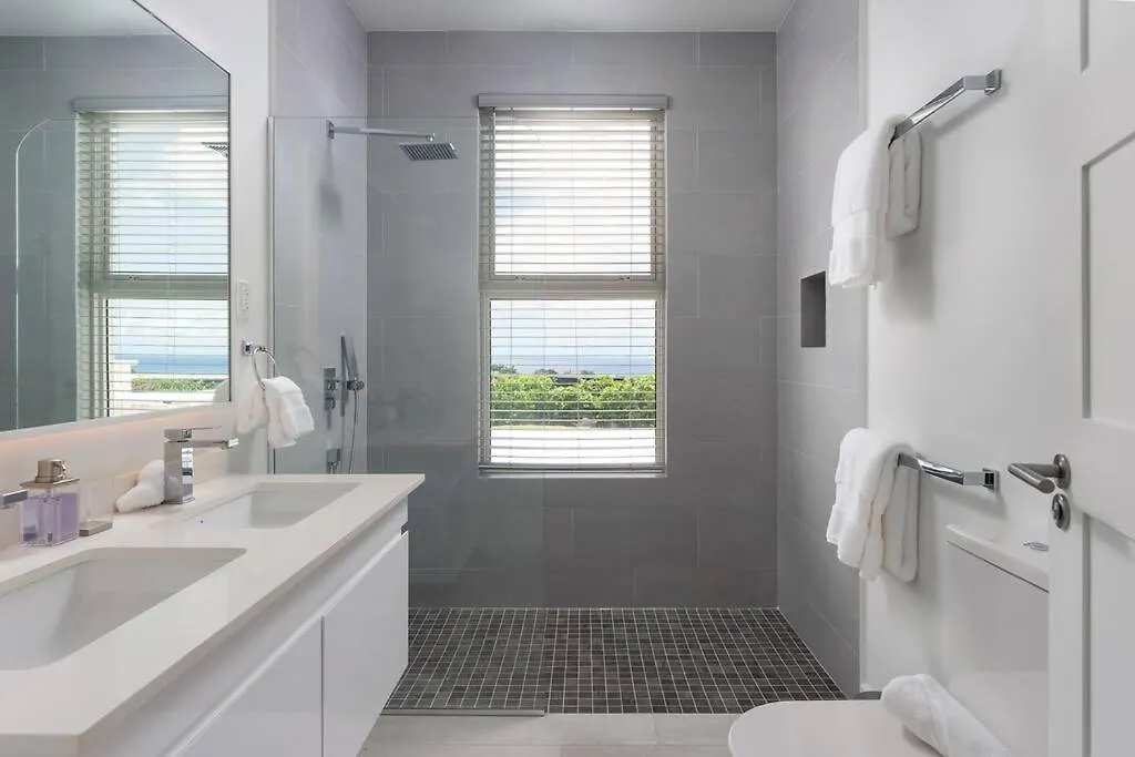 Westmoreland Luxury Villa, Pool, Sea Views, Beach Club Access 세인트 제임스 바베이도스