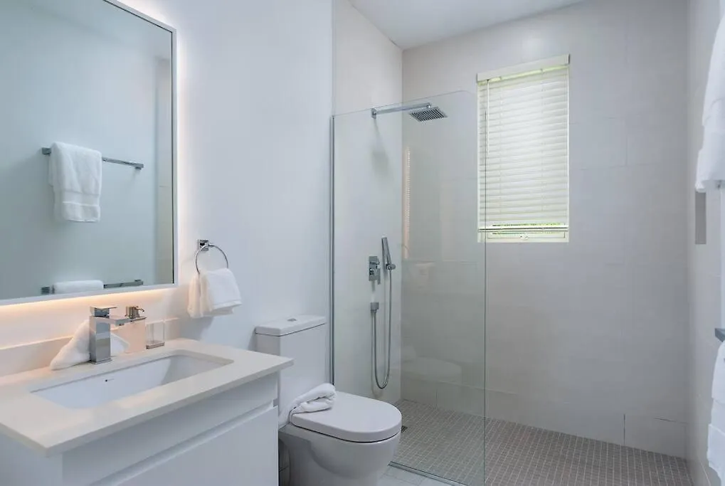 Westmoreland Luxury Villa, Pool, Sea Views, Beach Club Access 세인트 제임스 빌라